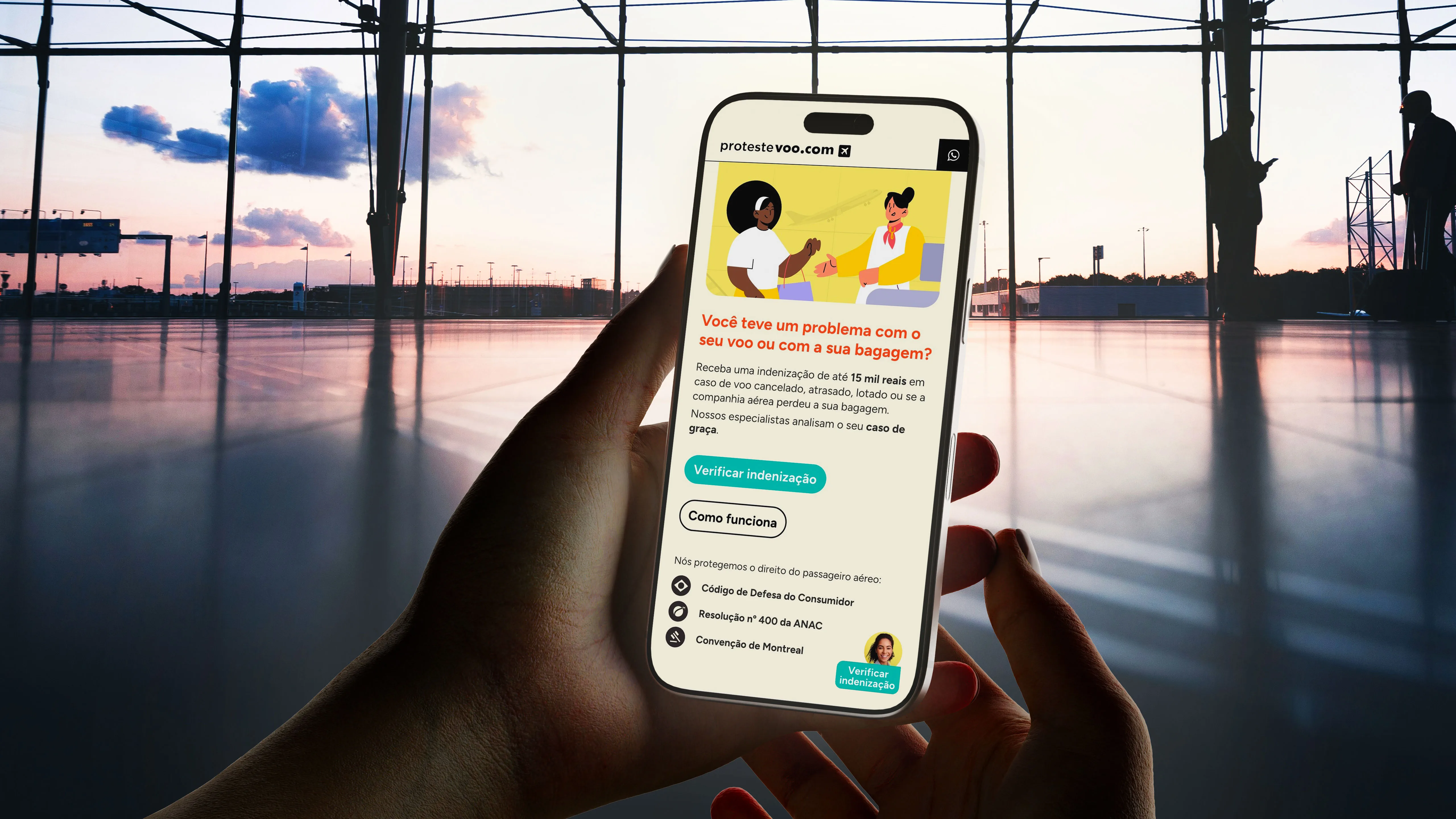 Mão segurando um smartphone exibindo o site da ProtesteVoo.com, com um terminal de aeroporto ao pôr do sol ao fundo.